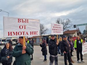 Протест заради невърнати земи затваря Ботевградско шосе