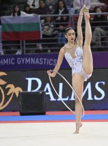 Ева Брезалиева играе с обръч  на Световната купа