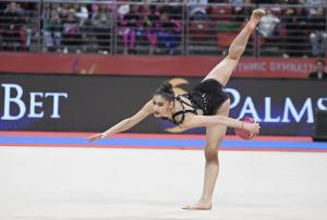 Ева Брезалиева играе с топка на Световната купа