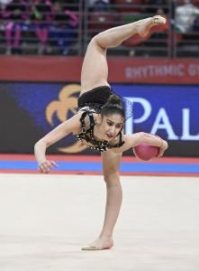 София – Ева Брезалиева с топка на Световната купа по художествена гимнастика