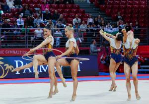Ансамбъла ни изигра съчетание 3 обръча и 2 чифта бухалки