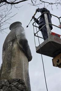 Плевен - Почистване на паметника на генерал Тотлебен