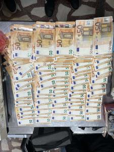 В Поморие полицията откри пари и агитационни материали за изборите  в магазин и хотел