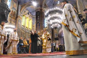 Цветница във Варна, Червен бряг, Бургас  и опашки от миряни пред храмовете в Плевен