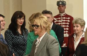 София – <br />
Държавният глава Илияна Йотова удостои '24 часа ' с Почетния знак на президента<br />
Гвардейският духов оркестър поздравява столичани с празника - 147 г от обявяването на София за столица