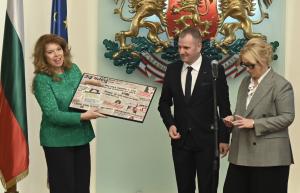 София – <br />
Държавният глава Илияна Йотова удостои '24 часа ' с Почетния знак на президента<br />
Гвардейският духов оркестър поздравява столичани с празника - 147 г от обявяването на София за столица