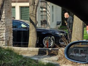 София - Самопзваният иподякон Атанас застана пред автомобила на министър Надежда Нейнски