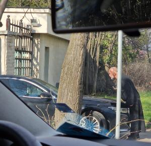 София - Самопзваният иподякон Атанас застана пред автомобила на министър Надежда Нейнски