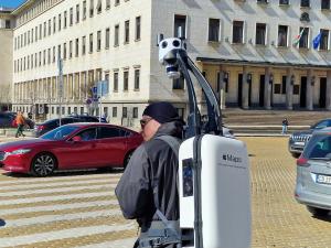 Човек на Apple Maps картографира центъра на София