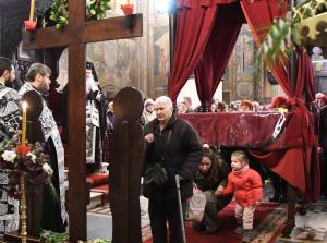 Варна - Вярващите минават под  плащеницата