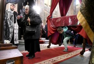 Варна - Вярващите минават под  плащеницата