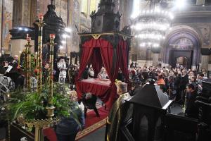 Варна - Вярващите минават под  плащеницата
