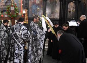 Варна - Вярващите минават под  плащеницата