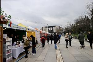 Лошото време не попречи на софиянци да вкусят от пролетния фестивал пред НДК
