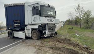 Тир влезе в нива на автомагистрала “Марица”