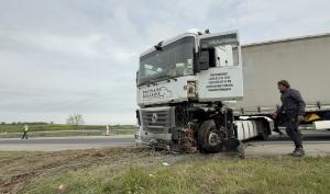 Хасково - Тир аварира в нива на магистрала 'Марица'