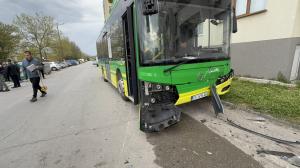 Електробус удари четири паркирани коли в Хасково
