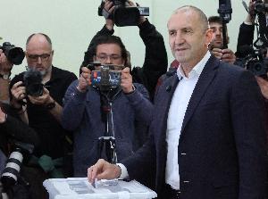 Румен Радев гласува и каза с кого няма прави коалиция