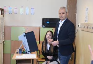 Варна - Костадинов гласува заедно с дъщеря си