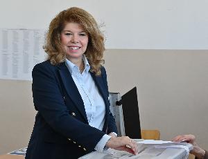 Президентът Илияна Йотова гласува на изборите за Народно събрание