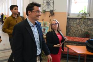 София - парламентарни избори - БСП - Крум Зарков гласува
