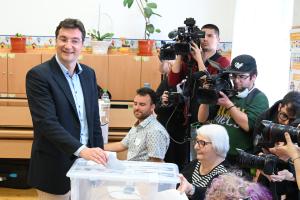 София - парламентарни избори - БСП - Крум Зарков гласува