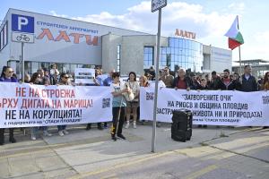 Пловдив - Протест блокира кръстовище заради строеж на брега на р.Марица