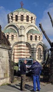 Отрязаха опасно дърво, което заплашваше Мавзолея в Плевен