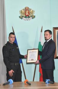 Наградиха граничния  полицай, спасил хората от катастрофиралия автобус до ГКПП „Малко Търново”
