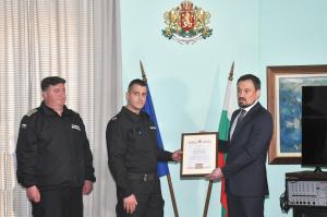 Бургас - Наградиха граничаря спасил хора