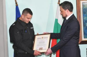 Бургас - Наградиха граничаря спасил хора