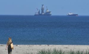 Специализираният кораб за нефтени сондажи „Noble Globetrotter I“ е в бургаския залив