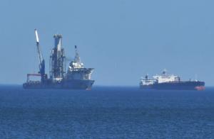 Бургас - Кораб за нефтени сондажи е на рейд в залива