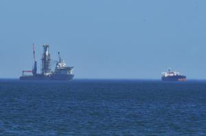 Бургас - Кораб за нефтени сондажи е на рейд в залива