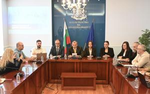 Здравният министър представя промените в условията за специализация на лекарите