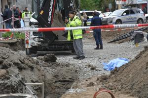 Бургас - Багер затрупа работник с пръст