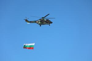 Военни  хеликоптери и самолети  прелитат над София, репетират за утрешния празник 6 май
