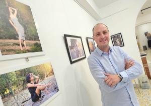 Георги Алексиев показва естествената красота на българката на фотоизложба в центъра на Рим