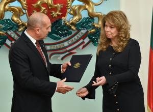 Президентът Йотова връчва мандат за съставяне на правителство на Румен Радев, той го върна изпълнен