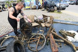 Водолази почистват района на Морска гара Варна от боклуци и предмети  по дъното