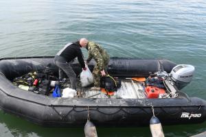 Варна - Доброволци чистят морето