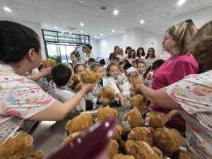 50 деца от ДГ „Звездица -Зорница“ лекуваха своя Мечо в Детската болница на Бургас