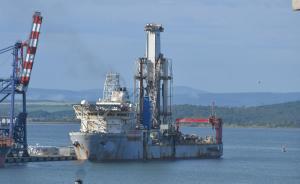От снощи в пристанище Бургас акустира кораба за нефтени сондажи „Noble Globetrotter I“