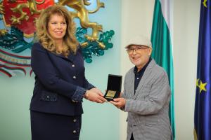 Илияна Йотова отличи дейци на културата и образованието с Почетния знак на президента