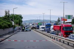 Тежка катастрофа в София: МПС се заби в мантинелата