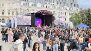 DARA празнува победата на 'Евровизия' с феновете на площад 'Батенберг' (обновява се в реално време)