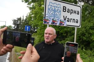 Варна - Снимки на Дара  на входната табела на града <br />
<br />
<br />