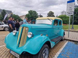 На Спасовден над 300 ретро автомобили превзеха центъра на София