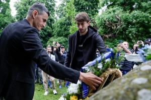София - Футбол - Привърженици и ръководството на ПФК Левски поднесоха цветя на "Могилката"