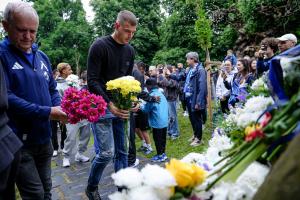София - Футбол - Привърженици и ръководството на ПФК Левски поднесоха цветя на "Могилката"